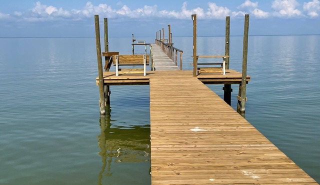 6 Bedroom, 4200 Ft. House with Private Pier! Dolphins, Fishing and Fun!