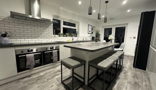 6 Bedroom 5 Shower rm House in Central Nottingham