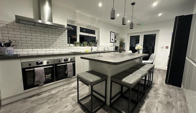 6 Bedroom 5 Shower rm House in Central Nottingham