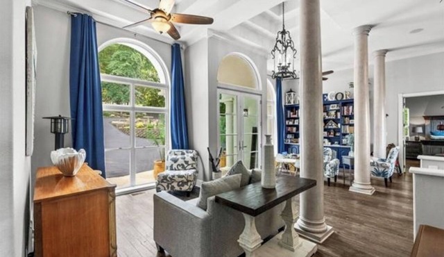 6 Bedroom 6 Bath sleeps 20 on lake with pool and large game room