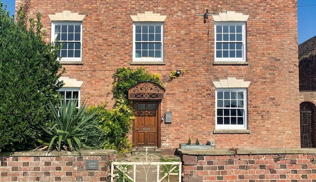 6 bedroom accommodation in Westbury-on-Severn, near Gloucester