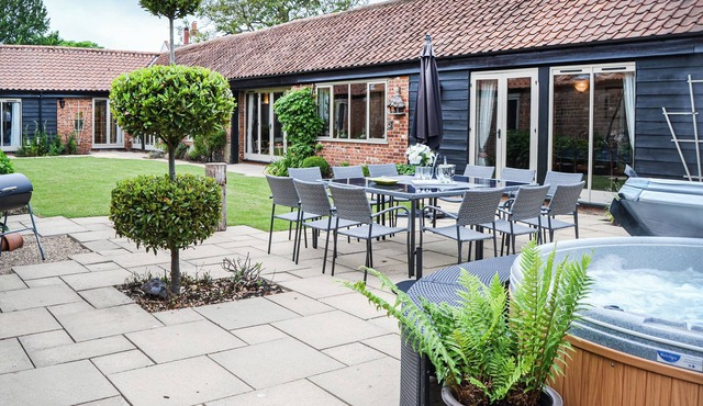 6 bedroom accommodation in South Walsham