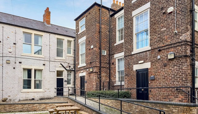 6 bedroom accommodation in Sunderland