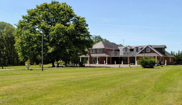 6 bedroom accommodation in Glanaman, near Llandeilo