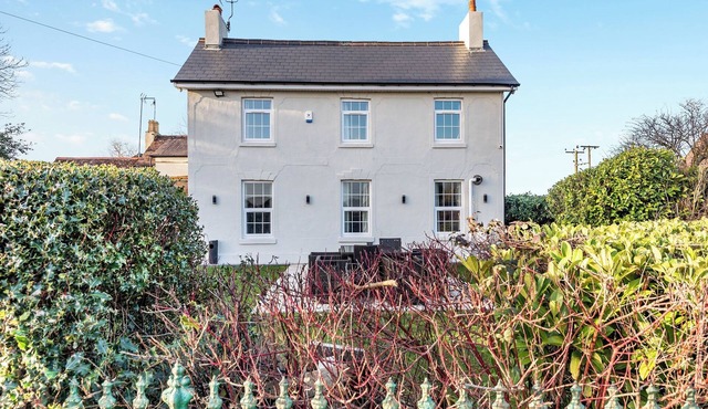 6 bedroom accommodation in Shenstone