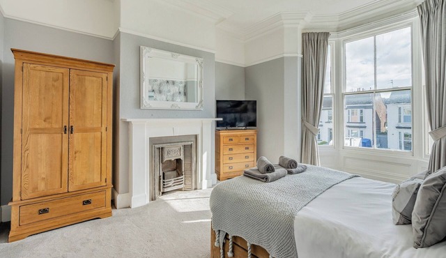 6 bedroom accommodation in Southport