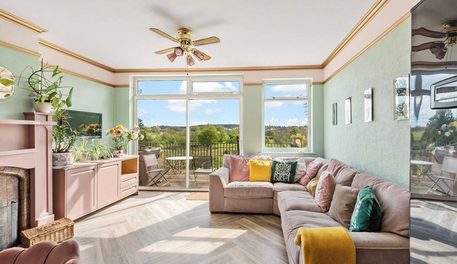 6 bedroom accommodation in Worcester