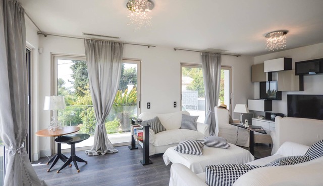 6 bedroom accommodation in Gattieres