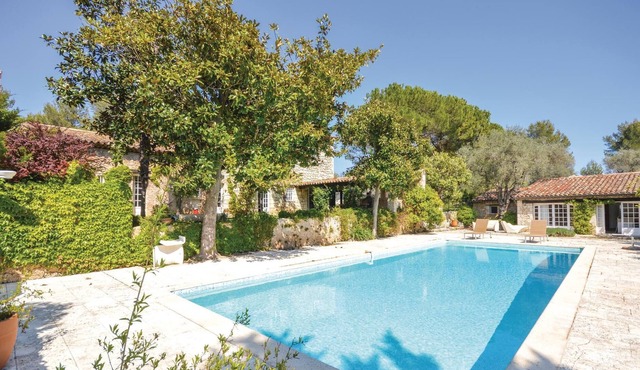 6 bedroom accommodation in Le Rouret