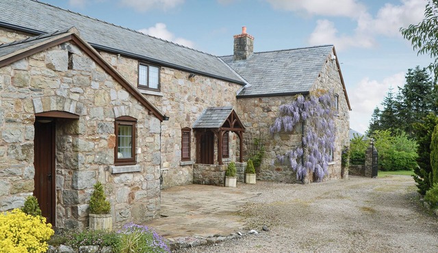 6 bedroom accommodation in Weston Rhyn, near Oswestry