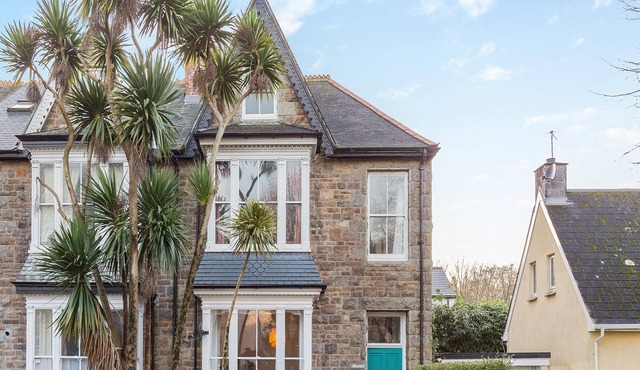 6 bedroom accommodation in Penzance