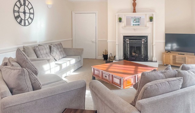 6 bedroom accommodation in Cawston