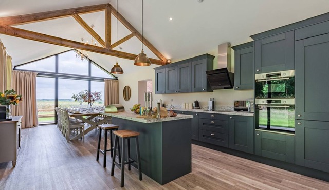 6 bedroom accommodation in East Ilsley, near Newbury