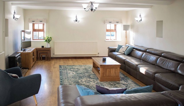 6 bedroom accommodation in Heathcote, near Hartington