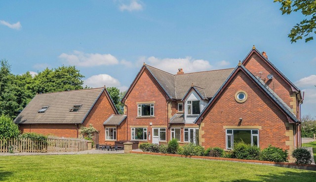6 bedroom accommodation in Weeton, near Blackpool