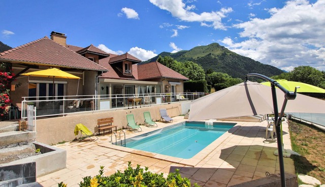 6 bedroom accommodation in Corps