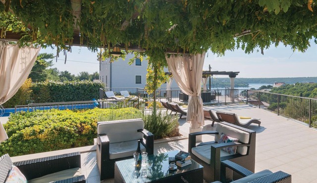 6 bedroom accommodation in Milna