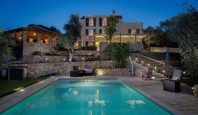 6 bedroom amazing home in Sudurad