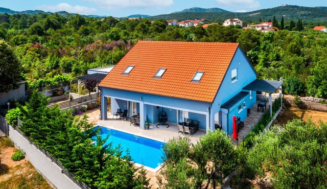 6 bedroom amazing home in Bilice