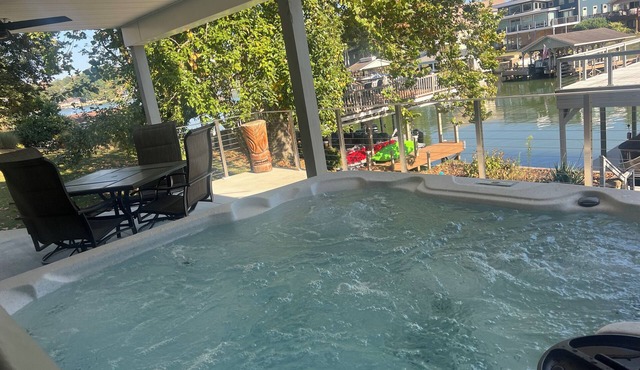 6 Bedroom Apple Valley Lakefront with Hot Tub Perfect for Large Families