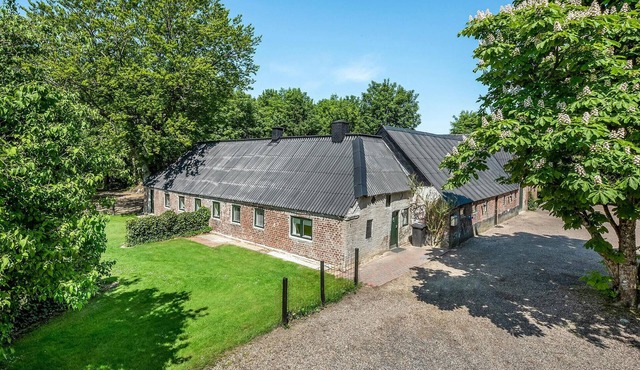 6 bedroom beautiful home in Spjald