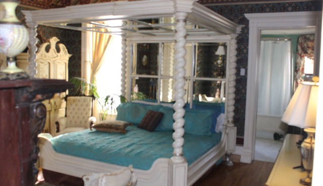 6-bedroom bed & breakfast in marvelous Keokuk with WiFi, AC