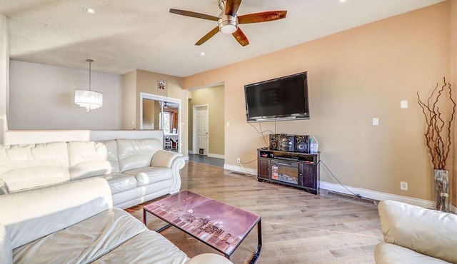 6 bedroom, breathtaking view , stunning lakefront, hotub , 50 Min T.O