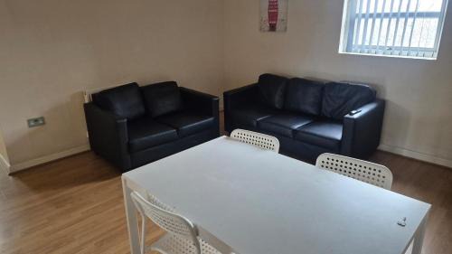 6-Bedroom Byrom Apartment - Ideal For Groups