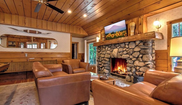 6 Bedroom Cabin in Town Center - Sleeps 14, Seasonal Creekside, Pool Table!