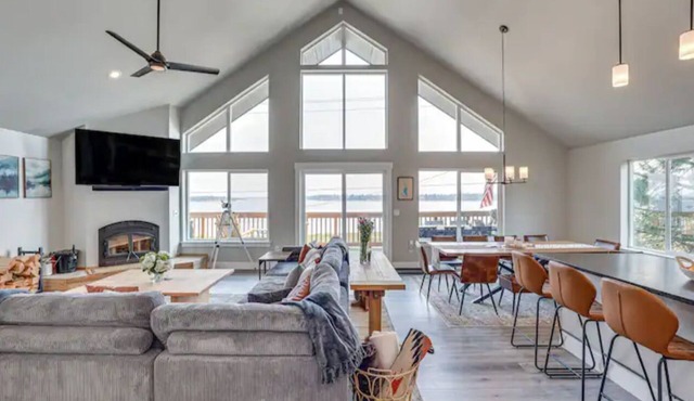 6-Bedroom Cabin in Beautiful Donnelly with Swim Spa & Hot Tub & Lakefront