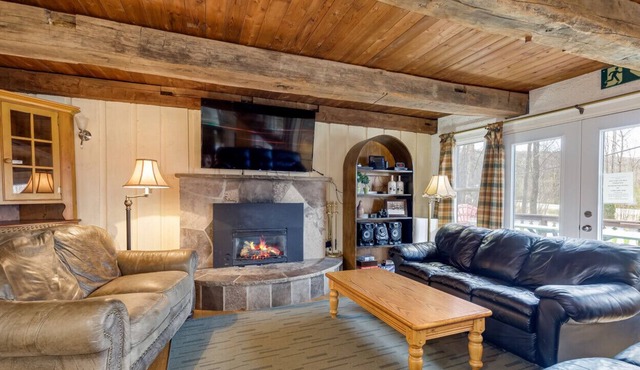 6 Bedroom Chalet w Hot Tub in a Park Like Setting
