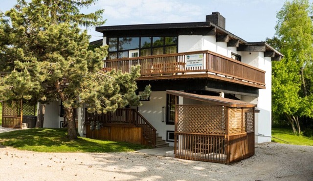 6 bedroom Chalet/Cottage with Hot Tub, Sauna, Ping Pong Table at Blue Mountain