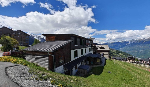 6‑Bedroom Chalet for 12–15 with Hot Tub and Mountain Views, Peisey‑Vallandry