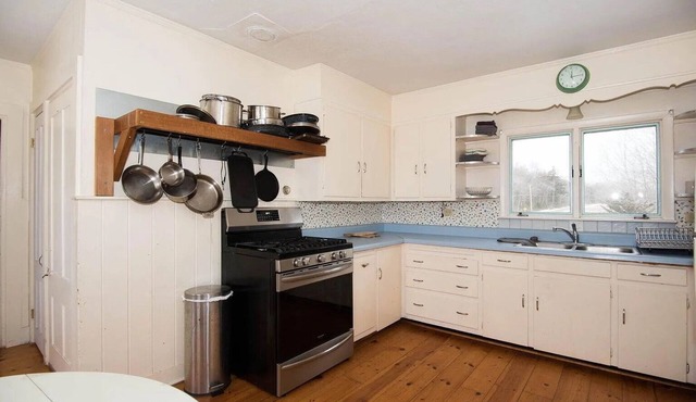 6 Bedroom Coastal Maine Farmhouse 1 Mile from the Ocean.Sleeps 12.