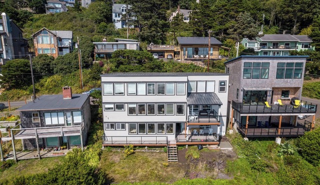 6 Bedroom Coastal Vista House + downstairs separate entrance apartment in Oceanside, Pet and Family Friendly, with Hot Tub and Private Patio.