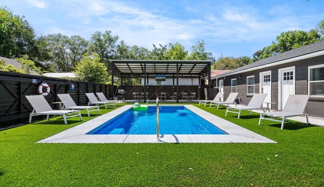 6 Bedroom Compound with Pool!