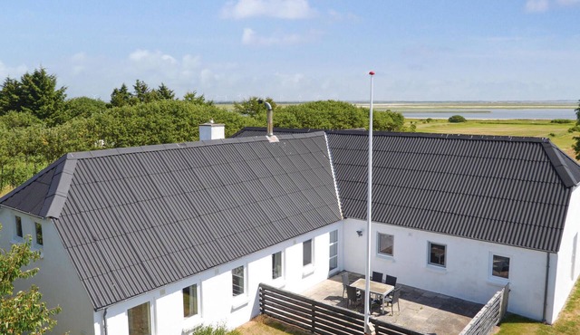 6 bedroom cozy home in Vesløs