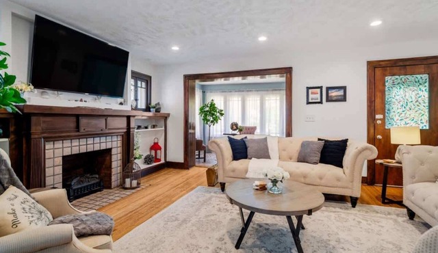 6 Bedroom Entire Duplex for Large Groups!