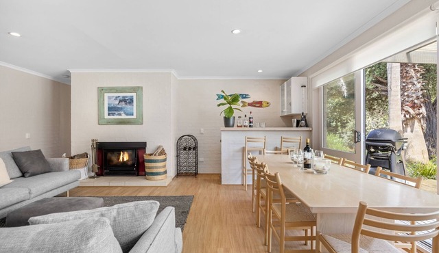 6 BEDROOM FAMILIES SENSATION, LARGE HOLIDAY BEACH ENTERTAINER IN PORTSEA