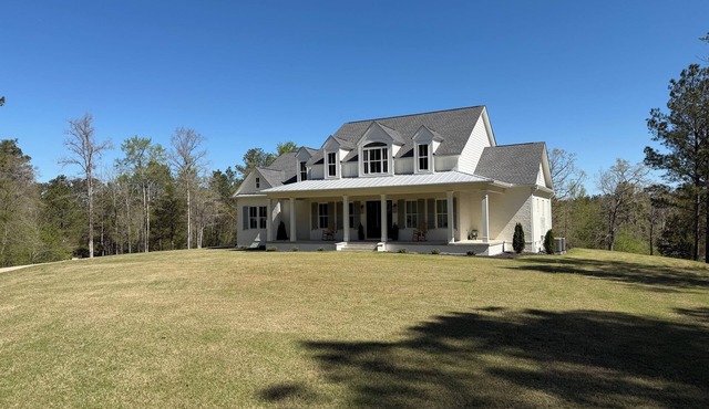 6-bedroom farmhouse in Edgefield with cozy charm minutes from the Masters!