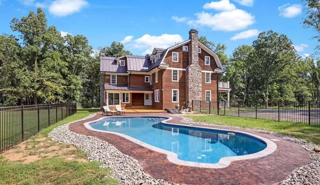 6 Bedroom Farmhouse Owned by Bear Chase