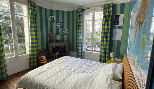 6 bedroom detached family home with large garden 10 minutes from Paris