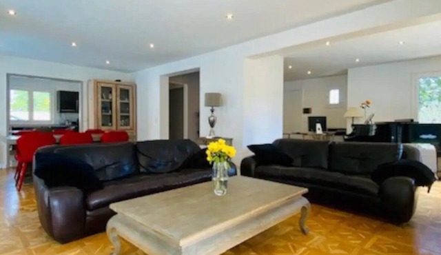 6 Bedroom Villa in Saint-Nom-la-BretÃ¨che