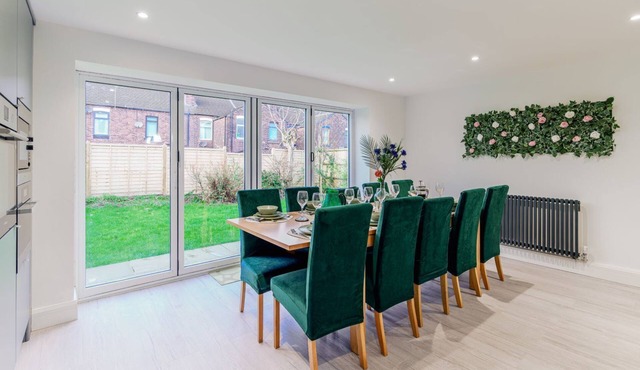 6 Bedroom house - 10 Beds - Motorway, Free Parking