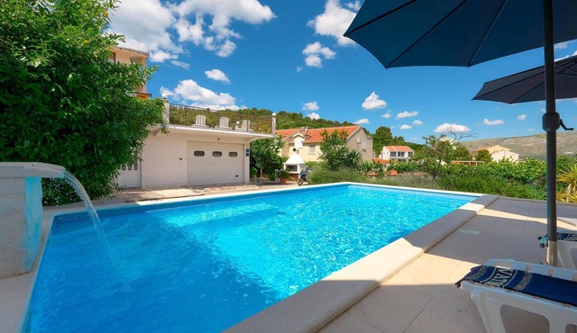 6 bedroom gorgeous home in Mastrinka