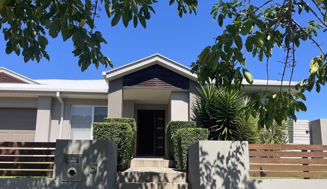 6 bedroom holiday home, pool, 3 bathrooms, game rooms, theatre