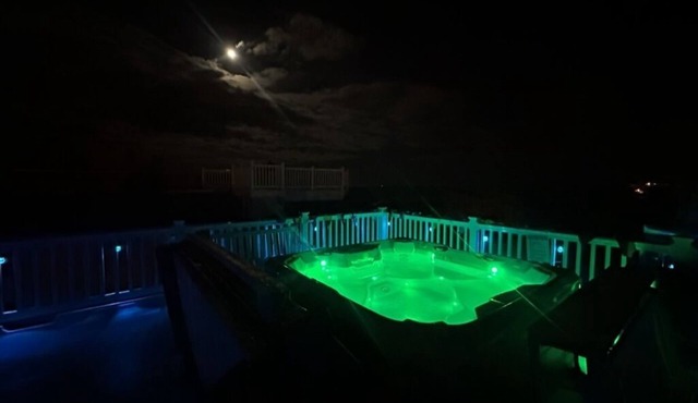 6 Bedroom Home 3rd off Beach with Ocean & Bay View HotTub +