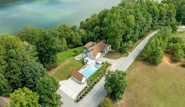 6 Bedroom home, heated private pool, person Hot tub, Waterfront Views, and more😍