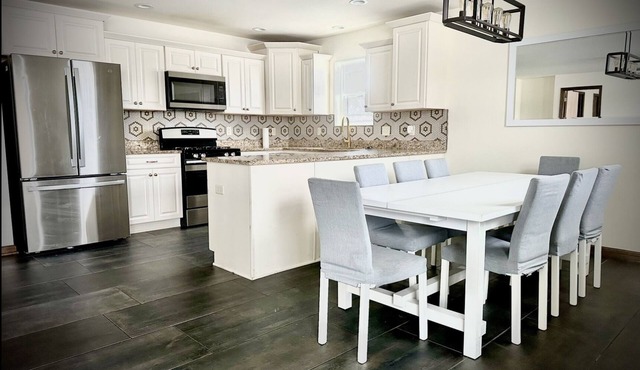 6 Bedroom Home -Huge back yard-30 minutes to ND!