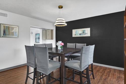 6 Bedroom house 15 minutes from iah airport.
